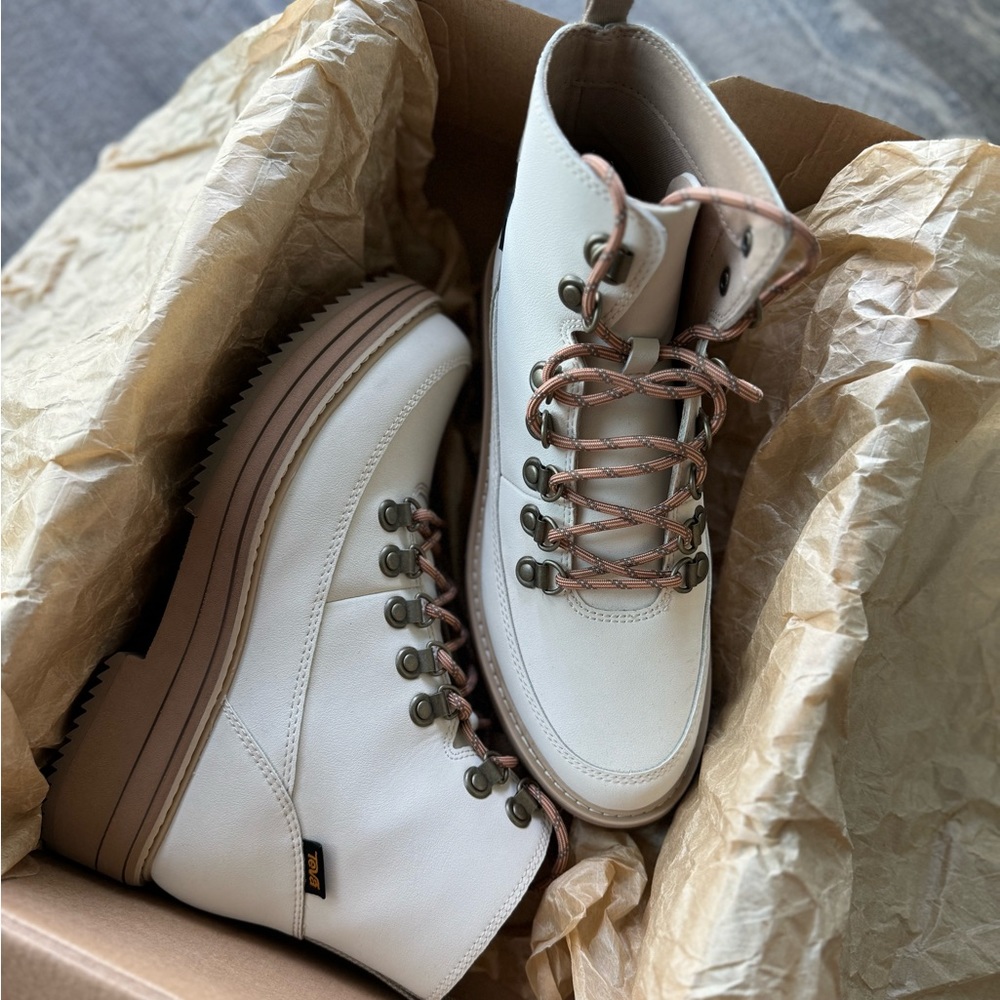 White Teva Midform Boot (Women’s, Size 7)